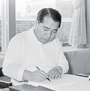 『私の人生観』を執筆する池田先生（1970年、東京）