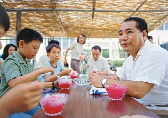 「おいしいかい」「はい！」――かき氷を食べながら、少年部員と懇談する池田先生（1975年8月、東京）