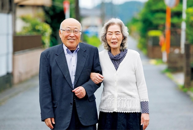 最愛の妻・ひとみさん㊨（支部副女性部長）と。御書の「妙法蓮華経と唱え持つというとも、もし己心の外に法ありと思わば、全く妙法にあらず、麤法なり」（新316・全383）が座右の銘と小藤さん。2年前、心臓に病が見つかり、ペースメーカーを入れる緊急手術を。「病気知らずの半生だったが、病になって人に同苦できるようになれたのは財産だと思うな。命ある限り恩返しの戦いを」と夫妻は燃える