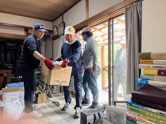 山本環さんの自宅で作業に当たる「かたし隊」のメンバー（宇城市で）