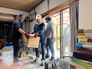 山本環さんの自宅で作業に当たる「かたし隊」のメンバー（宇城市で）