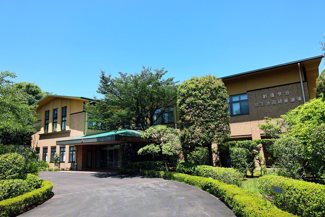 まばゆい日差しが降り注ぐ、夏の埼玉池田研修道場。師の再訪は暑さの厳しい日だった。師の期待を胸に、今夏も充実の“生命錬磨”の一日一日を！（7月、埼玉支局撮影）