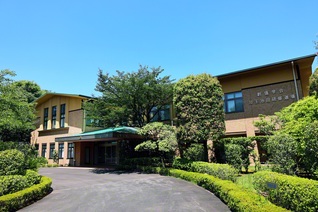 まばゆい日差しが降り注ぐ、夏の埼玉池田研修道場。師の再訪は暑さの厳しい日だった。師の期待を胸に、今夏も充実の“生命錬磨”の一日一日を！（7月、埼玉支局撮影）