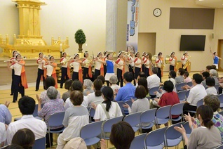 池田華陽会歌「華陽の誓い」などを披露した関西富士鼓笛隊（1日）