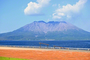 堂々とそびえる桜島（鹿児島市）＝恵原和恵通信員