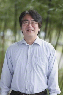 　ひろい・よしのり　1961年、岡山県生まれ。東京大学大学院修士課程修了。大学院修了後、厚生省（現・厚生労働省）勤務、千葉大学教授、京都大学教授などを経て現職。専門は公共政策、科学哲学。「定常型社会」をいち早く提唱。主な著作に『人口減少社会のデザイン』（東洋経済新報社）、『定常型社会』『日本の未来像』（ともに、岩波新書）などがある