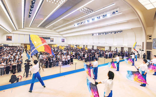盛大に開催された全国未来部総会。参加者全員で未来部歌「正義の走者」を合唱した（巣鴨の東京戸田記念講堂で）
