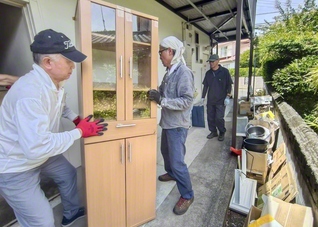 猛暑の中、「かたし隊」のメンバーが長堀さんの自宅で献身の汗を（9日、八代市で）