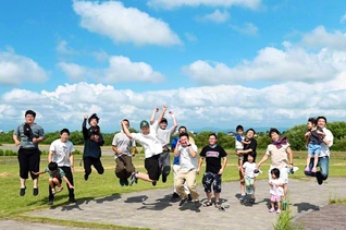 山形和楽県男子部の友が三川町内で野外座談会を開催した。この日を目指し、ヤング男子部のメンバーを中心に話し合いを重ね、家庭訪問に奮闘。一段と団結を深める集いになった