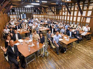 未来座談会の参加者が郷土愛を胸に。会場の國之譽ホールは、旧「國之譽」酒蔵を改修した施設で、100年以上の歴史を刻んできた