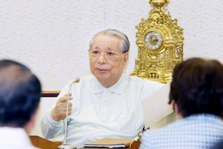 “ともに築こう！　民衆が栄える「永遠の都」を”――各部代表協議会でスピーチする池田先生（2008年8月15日、群馬多宝研修道場で）