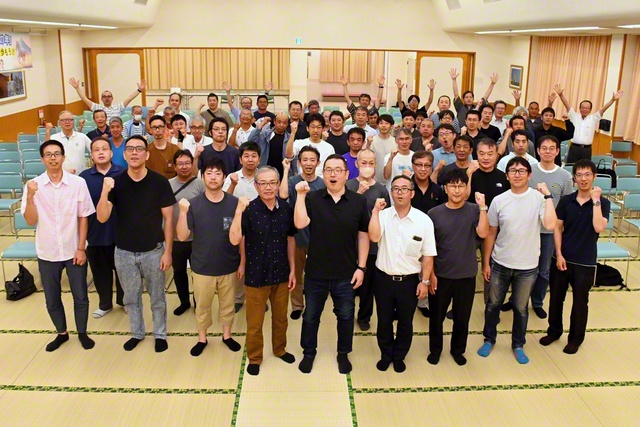 広布拡大の決意に燃える遠州創価県のヤング壮年が記念のカメラに納まった
