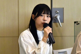 テープカット後に行われた講演会で作品に込めた思いを語るイケナナさん