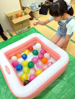 うまく引っかけて、風船ヨーヨーをすくい上げた！