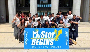 四国のメンバーが記念のカメラに（10日、東京・八王子市の創価大学で）