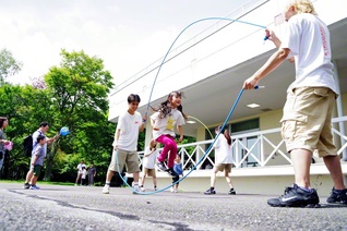 2本の縄を回し、飛ぶ回数やアクロバットな技を競う「ダブルダッチ」
未来っ子が軽快なステップで楽しんだ