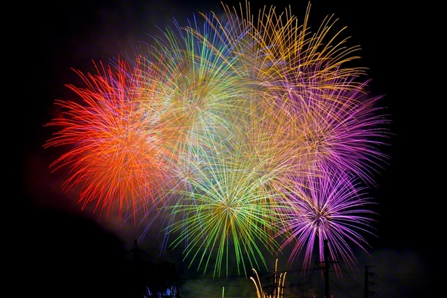鮮やかな七色にうっとり（8月9日、松本市、森田昭治通信員）