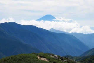 雲海の上に浮かぶ富士山（烏帽子岳山頂より）