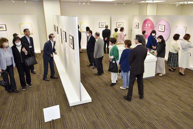 「挿絵でたどる『新・人間革命』名場面展――創価教育編〈前期〉」の様子（5月、札幌中央文化会館で）