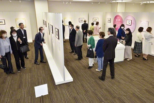 「挿絵でたどる『新・人間革命』名場面展――創価教育編〈前期〉」の様子（5月、札幌中央文化会館で）