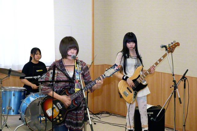 若さあふれる力強い演奏で会場を魅了した女子高生バンド