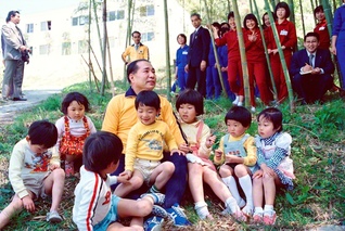 創価女子学園（現・関西創価学園）で地域の子どもたちと交流する池田先生（1978年4月、大阪で）