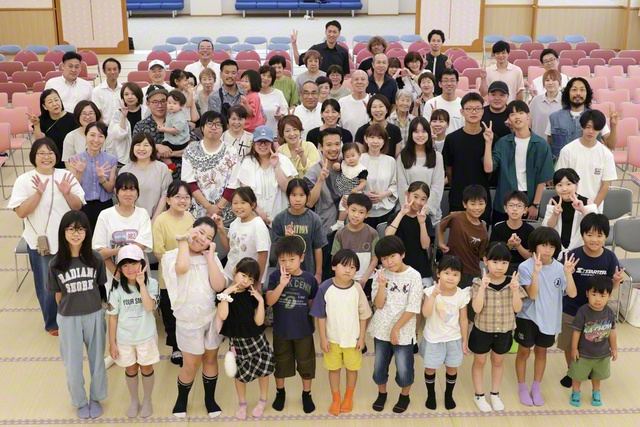 参加者が記念のカメラに。三木関西少年部長がエールを送った（柏原文化会館で）