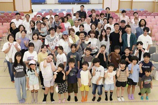 参加者が記念のカメラに。三木関西少年部長がエールを送った（柏原文化会館で）
