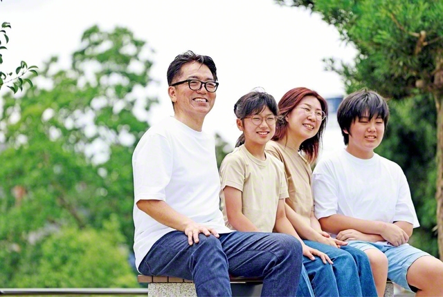 「独身時代は給料が上がらなかったのですが、結婚してギアが変わり、毎年昇給し続けているんです。経済革命ができたのも妻の励ましのおかげです」と感謝を語る大見さん。営業の秘訣を聞くと、「何げない会話が重要」と。「全部、学会活動で身に付けたこと。無駄がないですよね」と笑う（左から、大見さん、長女・佳恵さん、妻・妙子さん〈女性部副本部長〉、長男・正樹さん）