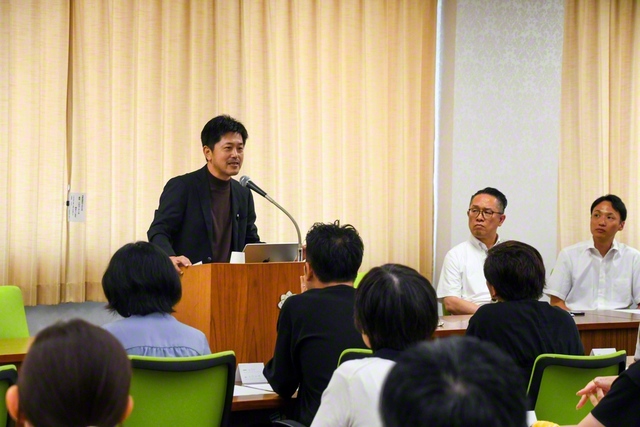 講演を行う白波瀬達也氏