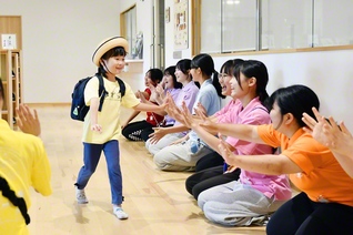 登園した園児と創大生がハイタッチ