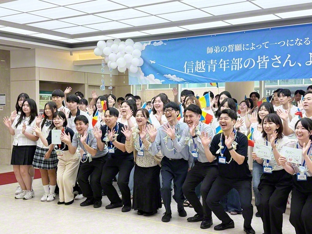 信越方面が参加した京畿・江原のメンバーとの交流交歓会。未来部の友が真心の手紙を渡してくれた（8月22日、東ソウル幸福文化会館で）