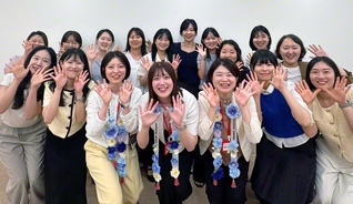 鈴木さん（前列右から3人目）が、韓国女子部の友と笑顔で