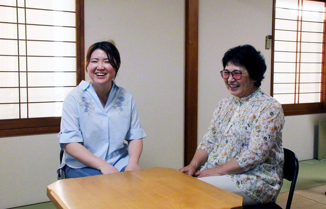笑顔で語らう三沢さん㊧と砂川さん