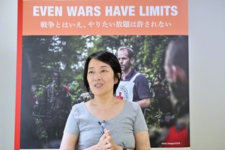 　はんざわ・しょうこ　明治学院大学卒業。米国コロンビア大学大学院修了。国連難民高等弁務官事務所（UNHCR）、外務省、日本国大使館、国境なき医師団など、10年以上にわたり人道支援分野に従事。2019年に赤十字国際委員会（ICRC）へ入り、駐日代表部の人道調整顧問を務め、23年6月から現職。