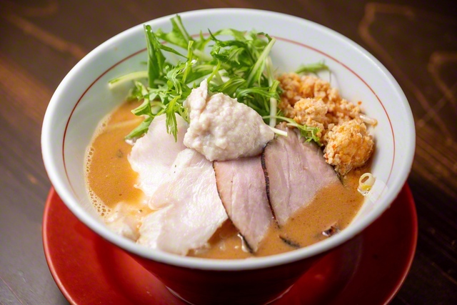 「俺のらーめん丸髙家」の元祖恵幸川味噌らーめん（950円）。地元の人気ラーメン店が手がけた、鍋の次に生まれた恵幸川グルメ