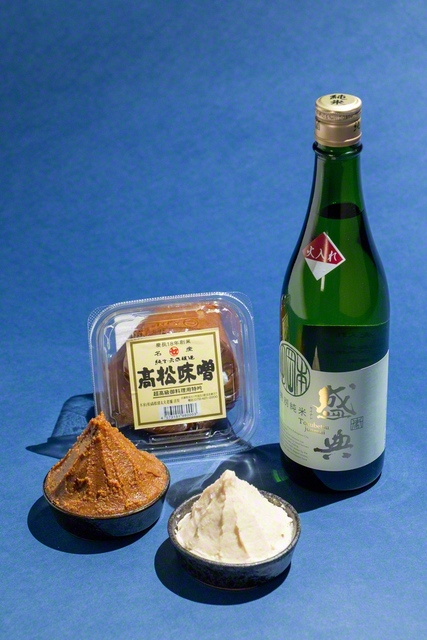 髙松清太夫老舗製の「髙松味噌」岡田本家製の特別純米酒「盛典」と「酒粕」。それぞれ、現地の直売店の他、取り寄せ購入も可能
