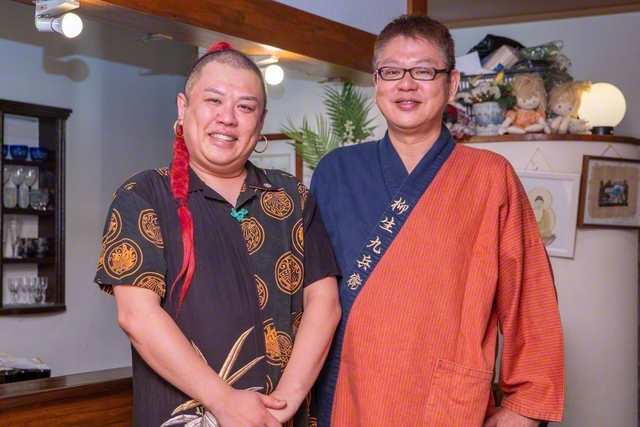 料理研究家、ライフクリエーターなどとしても活躍中の「やさ
しい男の料理ひなた」店主のひなたこういちさん㊧と店内で