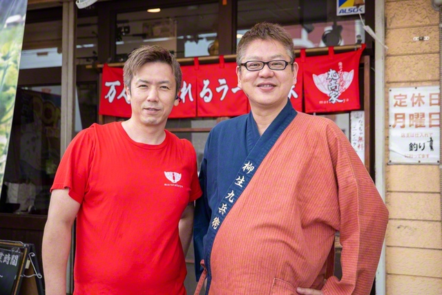 「俺のらーめん丸髙家」店主・藤田恭平さん㊧と店頭で