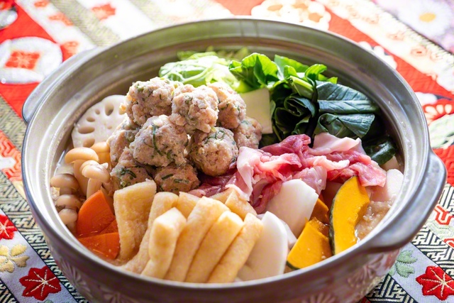 「やさしい男の料理ひなた」の恵幸川鍋※2人前（1人前2500円）。白菜、小松菜、大根、にんじん、里芋、れんこん、かぼちゃ、しめじなどがたっぷり。酒粕の麴の効果で野菜が柔らかくなり、甘みを引き立ててくれる※鍋は要予約
