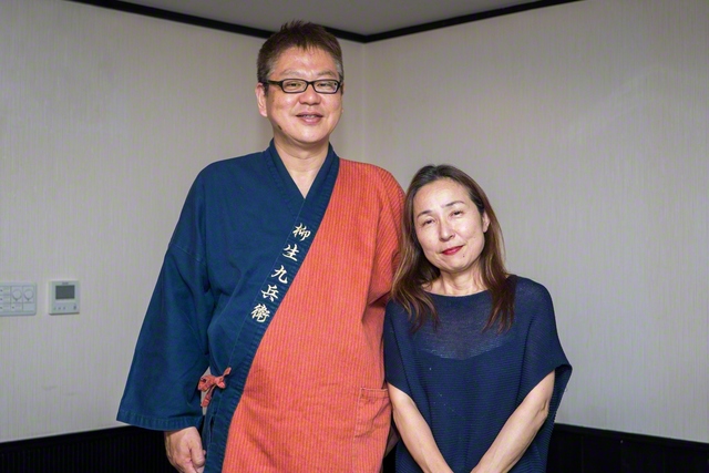 「おでん・おばんざい　ゔぉわーる」女将・網谷由美さん㊨と店内で