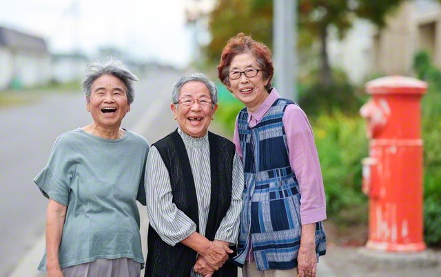 左から高橋弘美さん（80）、佐藤はなえさん（83）、二川逸子さん（84）
