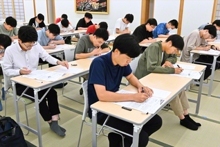 学生部教学実力試験は、全国115会場で行われた（23日、京都国際文化会館で）