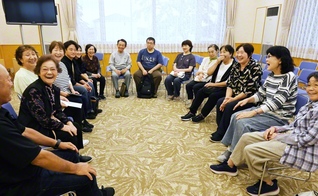 秋田池田地区の唱題会では、勤行の後に参加者が語り合い、笑顔が絶えない