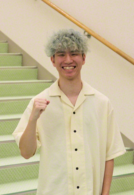 夜遅くまで勉強に励む舩渡さん