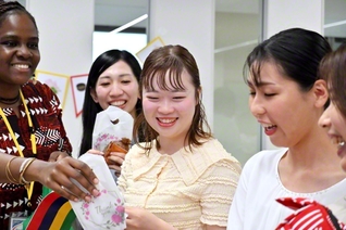 9月6日、「SOKA青年総会2026」の開催前に海外の友と交流する板東さん（中央）