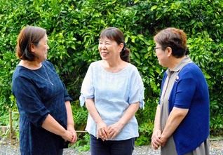 船田さん㊥は、何でも語り合える地域の同志に「感謝の念は尽きません」と語る