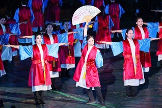 昨年11月23日に福岡で開催された「Asia　Peace　Festa　2025」。扇子を掲げているのがヘリさん