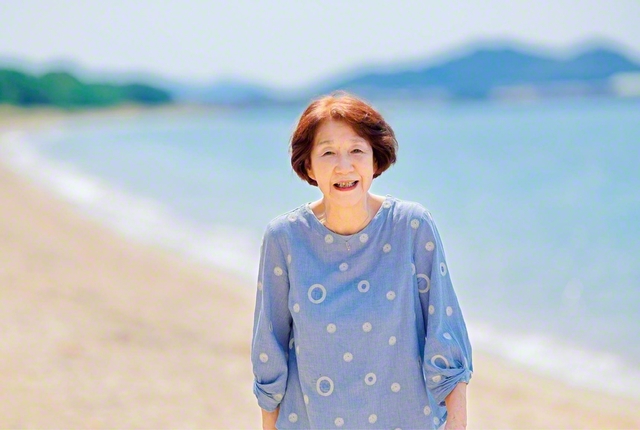 土田さんが幼い頃からよく家族で出かけていたという近所の思い出の浜辺で。「自分の足で歩いて会合に行ける、たくさんの人に会える。感謝せんにゃいけんね」。信心を教えてくれた父母、そして師匠・池田先生への報恩を胸に、ますます元気に広布に歩んでいる
