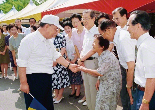 長野研修道場で“広布の母”に励ましを送る池田先生（1994年7月）